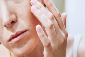 Da mặt khô sần ngứa nguyên nhân do đâu?